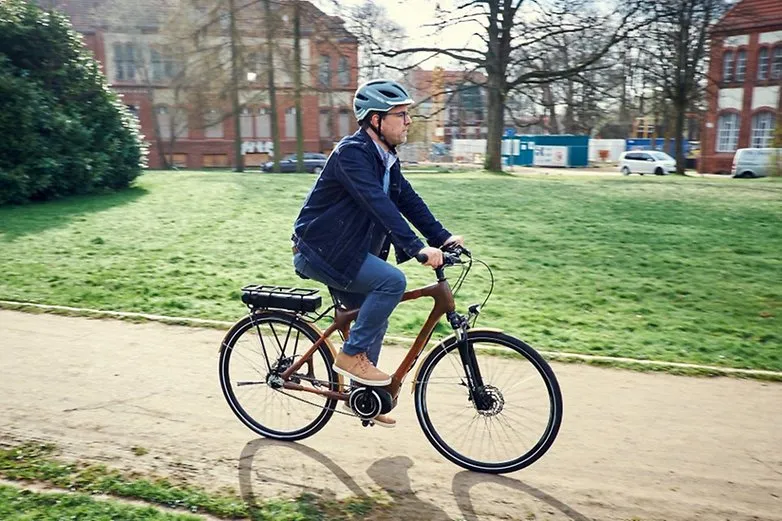 Ciclista montando en una bicicleta eléctrica por el parque