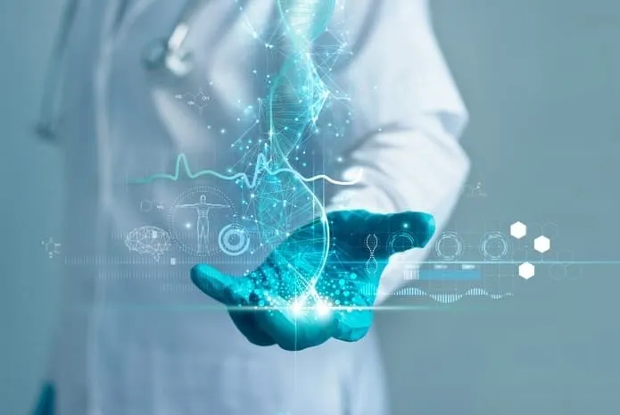 Médico con una tableta mostrando una proyección holográfica de datos
