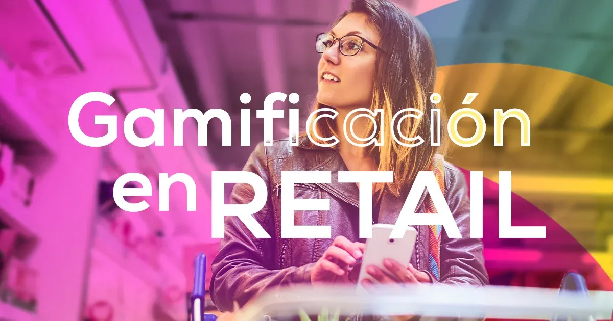 Clienta participando en una dinámica de gamificación en una tienda