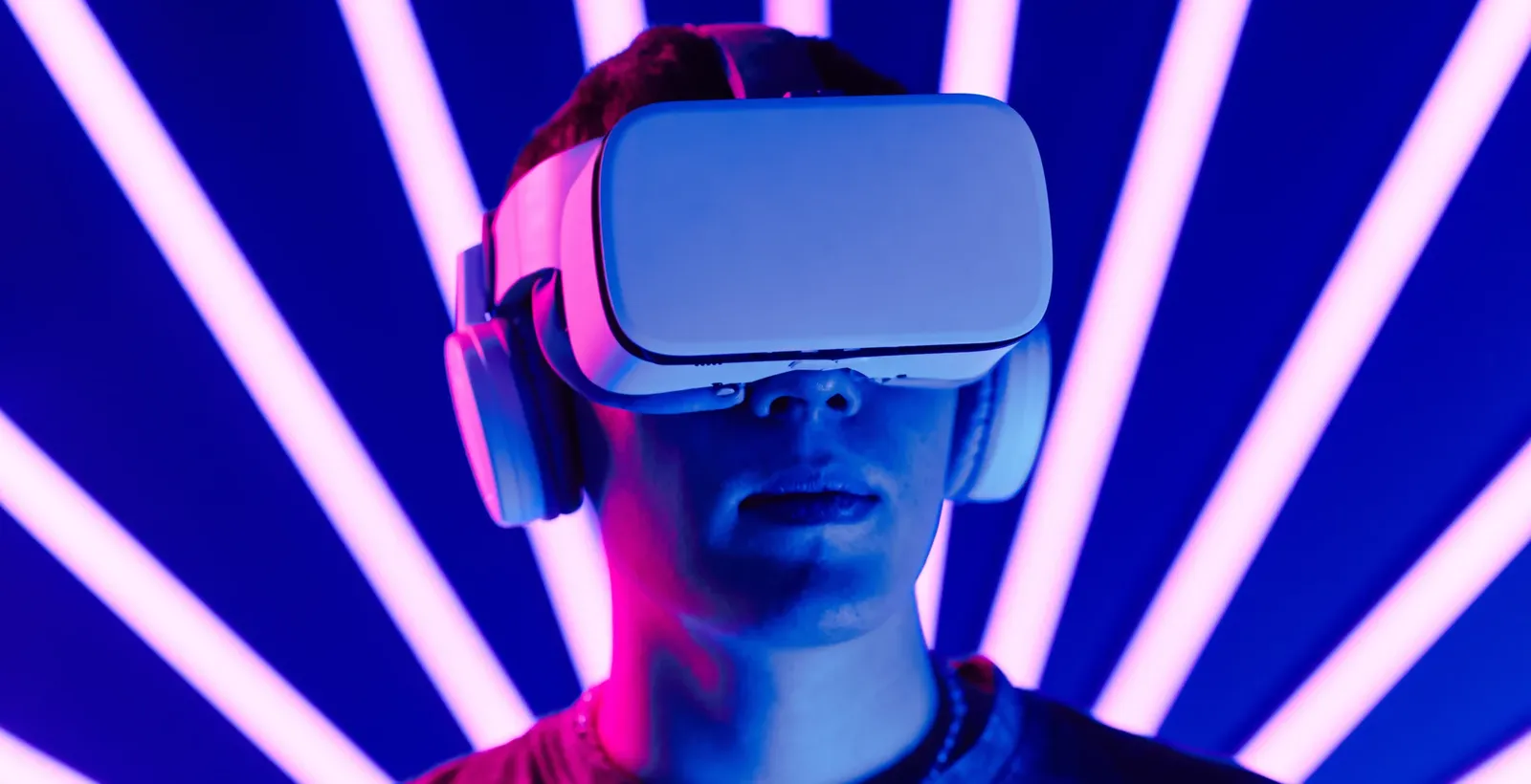 Persona con gafas de realidad virtual sobre un fondo de rayos morados