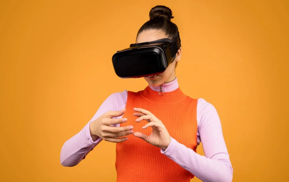 Persona usando visor de realidad virtual