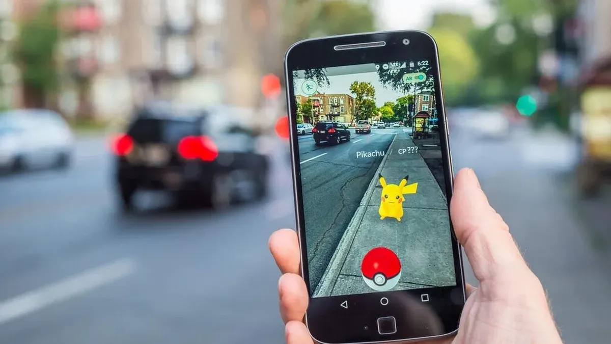 Persona jugando a Pokémon GO en la calle con el móvil
